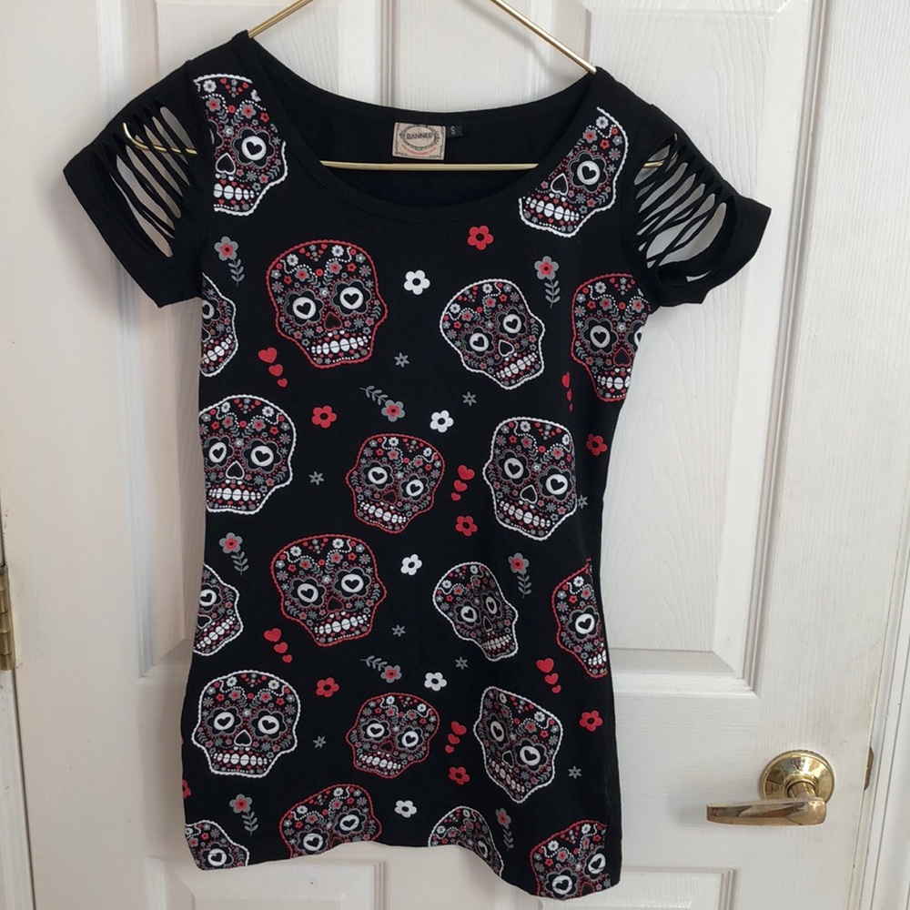 Banned Gothic Skulls Top Sz Small black and red / like new
